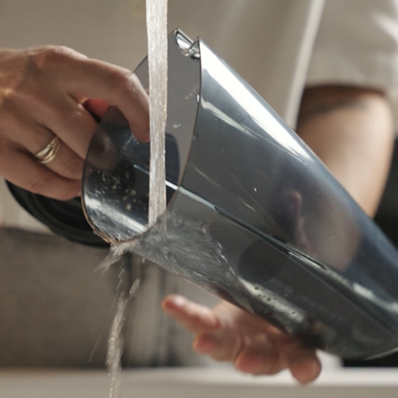 Απεικονίζεται το ηλεκτρικό σκουπάκι χειρός κατα τη διάρκεια της πλύσης του. 